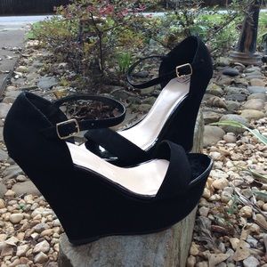 Delicious black velvet Pumps Size 5